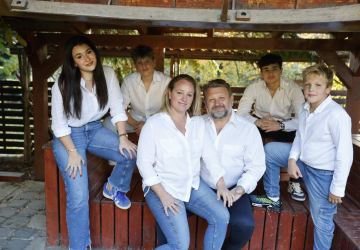 Áldott karácsonyt kíván a Váli család