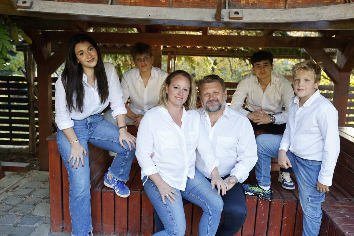 Áldott karácsonyt kíván a Váli család